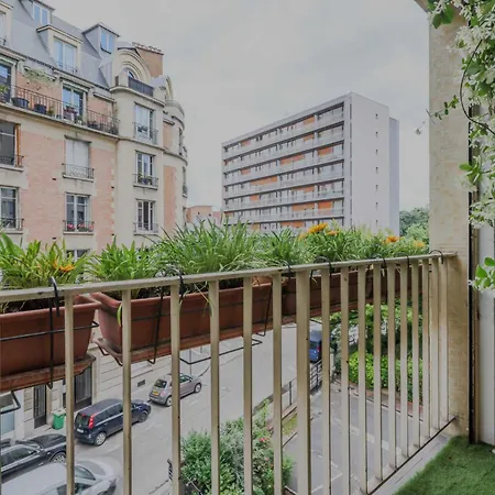 Parisian Cocoon With Balcony- 3br-5p- Tour-eiffel